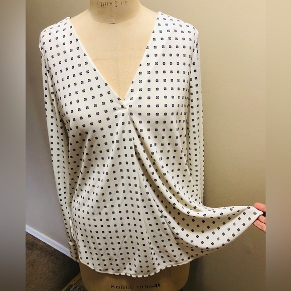 Ann Taylor Long Sleeves Blouse “ M” 🔥 3 X 31 - Picture 1 of 5
